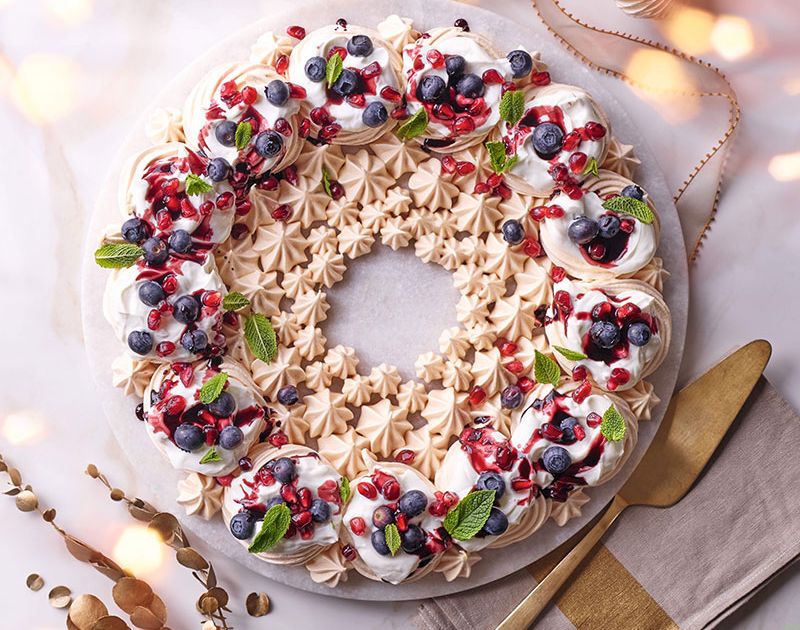 Mulled wine and pomegranate pavlova wreath | Slimming World