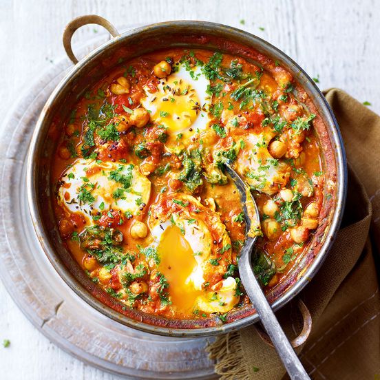 Chickpea curry with spinach and eggs