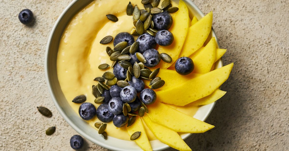 Mango and coconut smoothie bowl | Slimming World