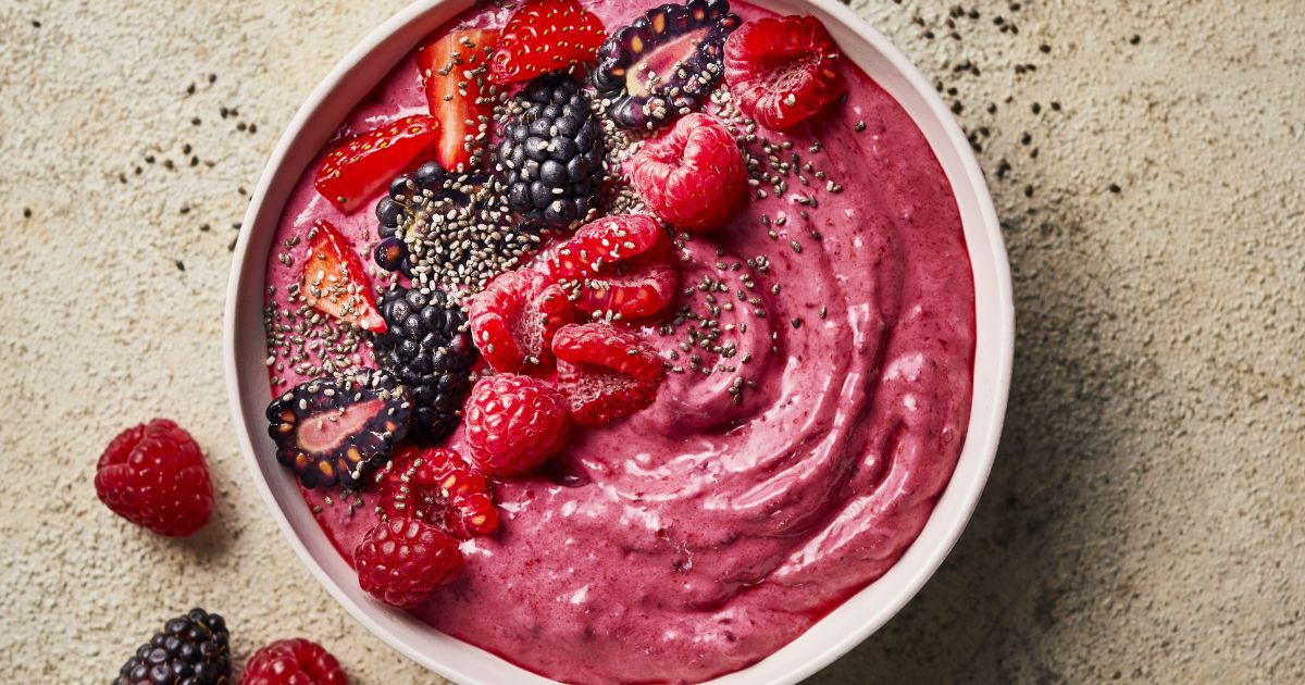 Berry burst smoothie bowl | Slimming World