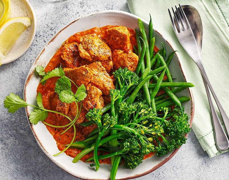 Easy chicken curry with spicy broccoli and green beans | Slimming World