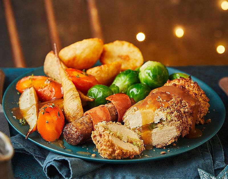 Cheesy leek-stuffed Quorn with maple ‘pigs in blankets’ | Slimming World