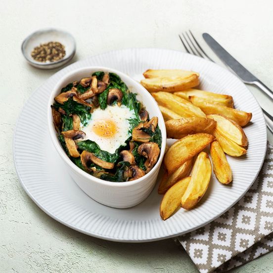 Baked eggs with spinach, mushrooms and chips