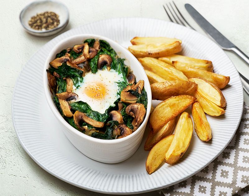 Baked eggs with spinach, mushrooms and chips  | Slimming World